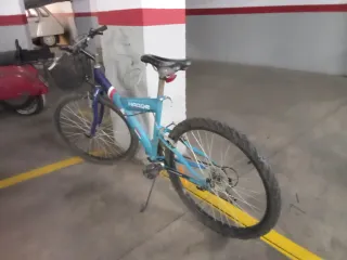 Bicicleta MTB azul con cesta