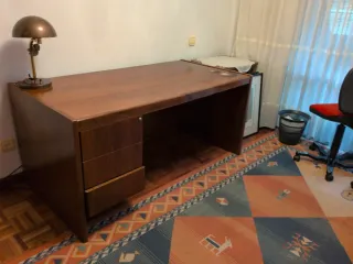Escritorio de madera clásico