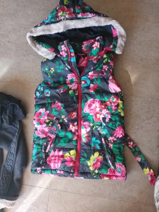 Chaleco acolchado niña floral con capucha