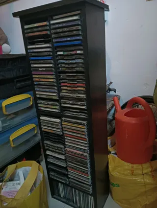 Torre para CDs de madera, cedés no incluídos