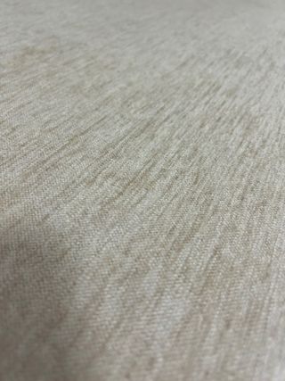 Mesa camilla rectangular de madera y paño beige.