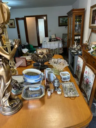 Mesa de comedor de madera y 6 sillas