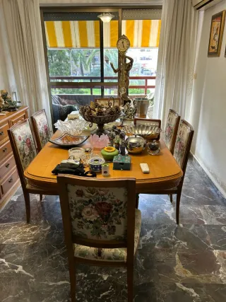 Mesa de comedor de madera y 6 sillas