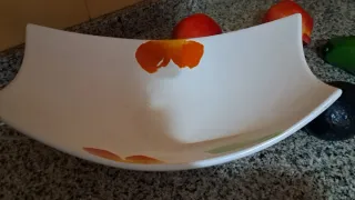 Frutero con frutas decorativas