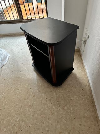 Mesa auxiliar TV negra y marrón