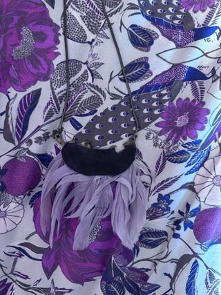 Collar de plumas dorado