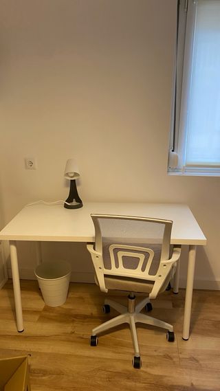 Mesa de escritorio blanca