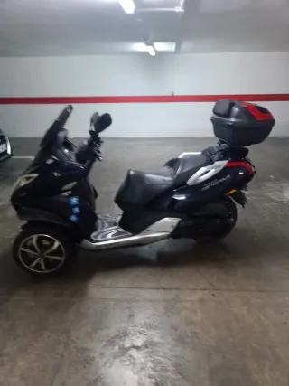 Peugeot Metropolis 400 ABS tres ruedas carne coche