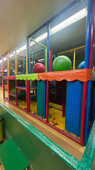 Parque infantil con piscina de bolas