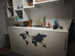 Cama abatible con pegatina mapa del mundo, que se