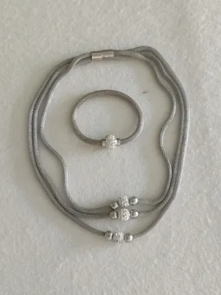Collar triple y pulsera plateados con cierre imán.