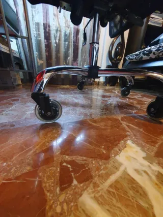 Mesa de ordenador en cristal rojo y silla