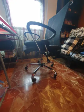 Mesa de ordenador en cristal rojo y silla