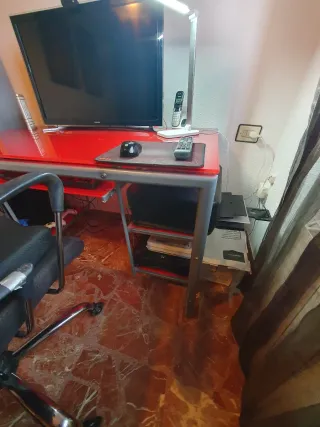 Mesa de ordenador en cristal rojo y silla