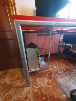 Mesa de ordenador en cristal rojo y silla