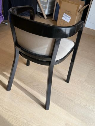 Sillas de comedor tapizadas beige y negras