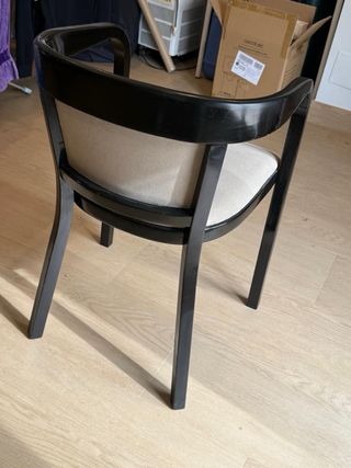 Sillas de comedor tapizadas beige y negras