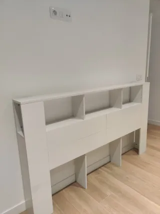 Cabecero cama blanco con estantes