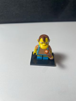Lego Los Simpson Nelson Muntz con bate.