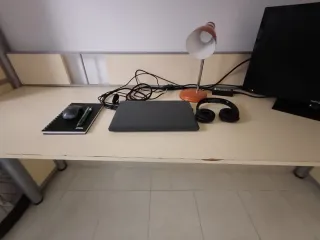 Cama abatible con escritorio beige y gris