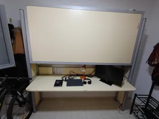 Cama abatible con escritorio beige y gris