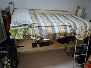 Cama abatible con escritorio beige y gris