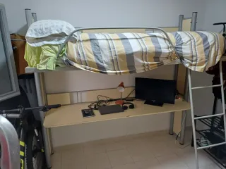 Cama abatible con escritorio beige y gris