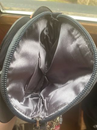 Bolso gris con diseño de flor