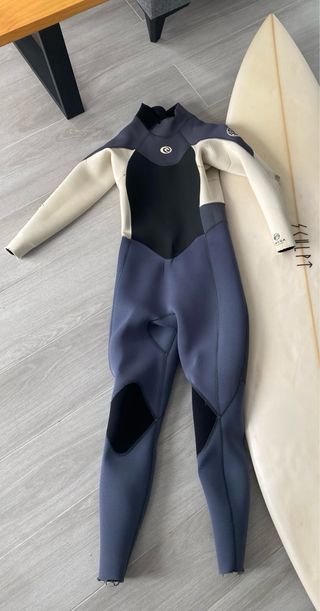 Tabla de surf shortboard y neopreno wetsuit mujer