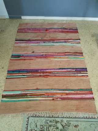 Alfombra tejida multicolor y rosa