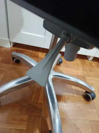 Silla de oficina giratoria negra