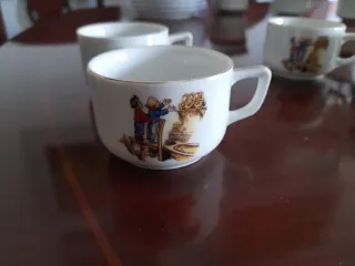 Set di 4 piccole tazze in porcellana antiche