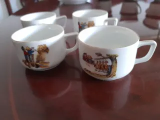 Set di 4 piccole tazze in porcellana antiche
