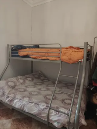 Litera metálica matrimonial incluye colchones .