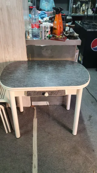 Mesa de cocina ovalada