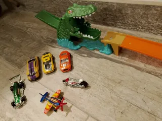 Hot Wheels Pista Coches y Cocodrilo