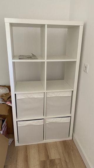 Estantería blanca modular y cuatro cajones blancos