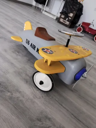 Avión Vintage Amarillo