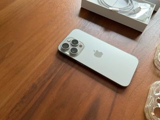 iPhone 15 Pro 256GB + 7 Fundas