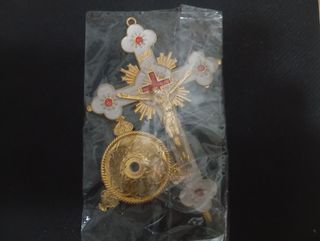 14CM CRUZ DE COLECCIÓN CON BASE DORADA Y BLANCA