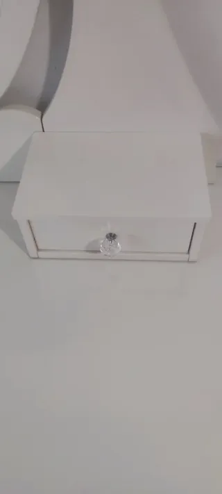 Tocador blanco con espejo y cajones