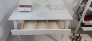Tocador blanco con espejo y cajones