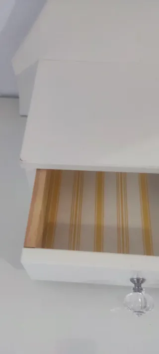 Tocador blanco con espejo y cajones