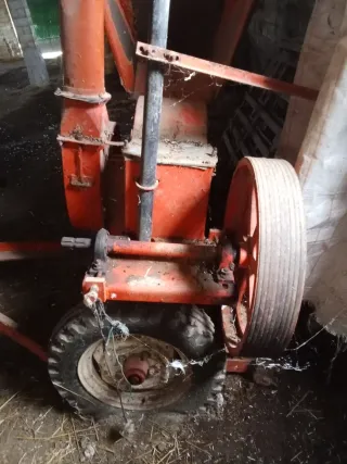 Molino de cereales. Funciona con toma del tractor
