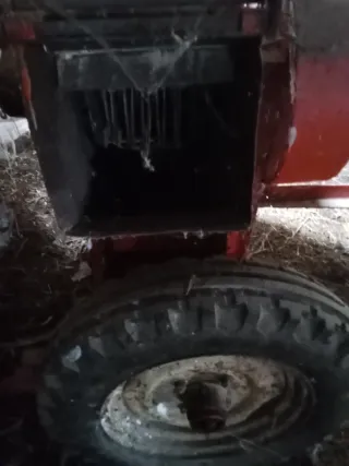 Molino de cereales. Funciona con toma del tractor