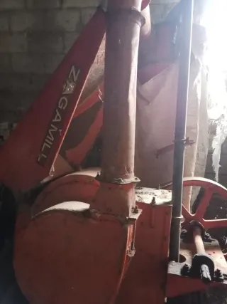 Molino de cereales. Funciona con toma del tractor