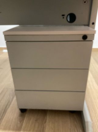 Cajonera metálica gris para despacho con ruedas