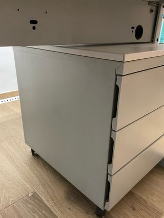 Cajonera metálica gris para despacho con ruedas