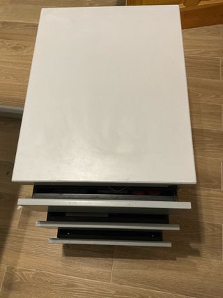 Cajonera metálica gris para despacho con ruedas