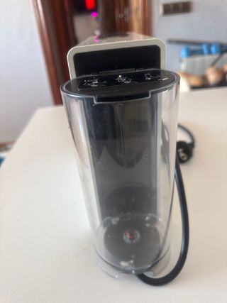 Cafetera Nespresso pequeña blanca